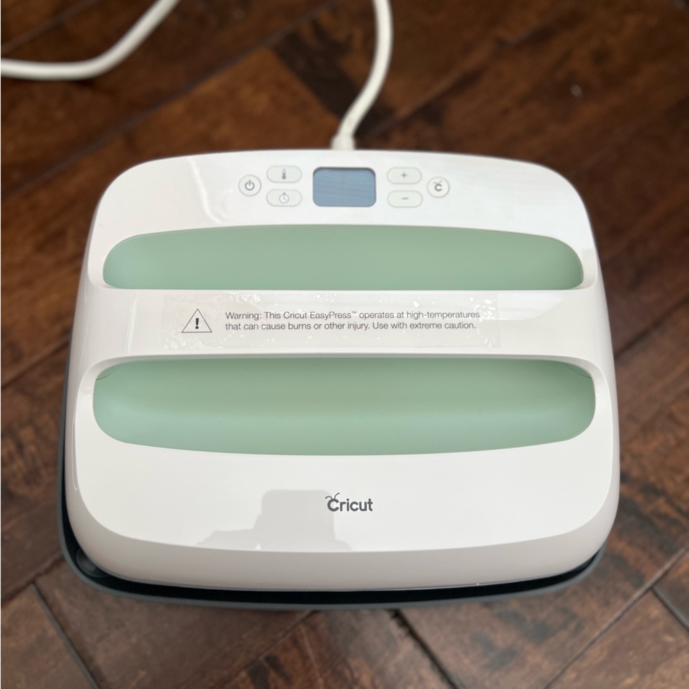 Cricut EasyPress in White and Mint